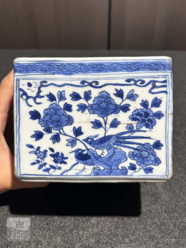明万历 青花洞石花鸟纹四方盖盒 - 图6